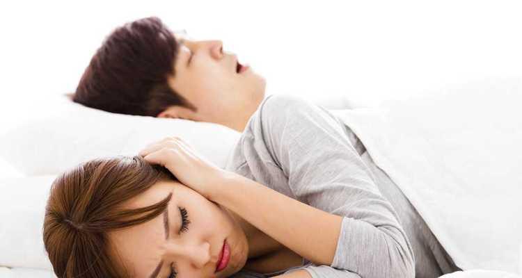 如何发现老公出轨并自救？（掌握这些关键技能，防范婚姻危机）