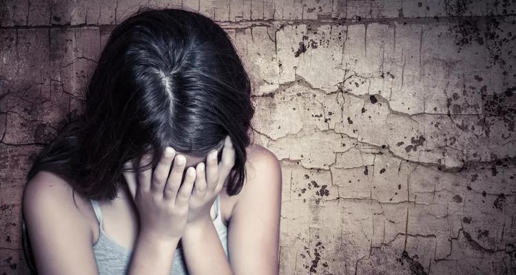 女友分手绝情？教你三招挽回！（揭秘女友为何绝情、挽回方法大公开、情感抉择路）