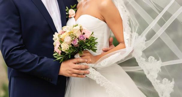 应对男友家境不好急着催婚的情况（用爱和理智掌控情绪，处理婚姻大事）
