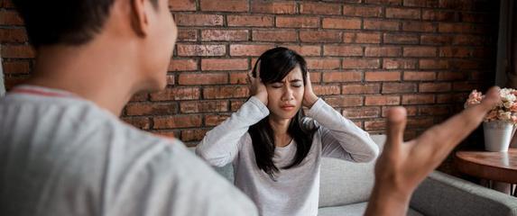 如何与自卑男友相处（帮助自卑男友摆脱自卑情绪，建立自信心）