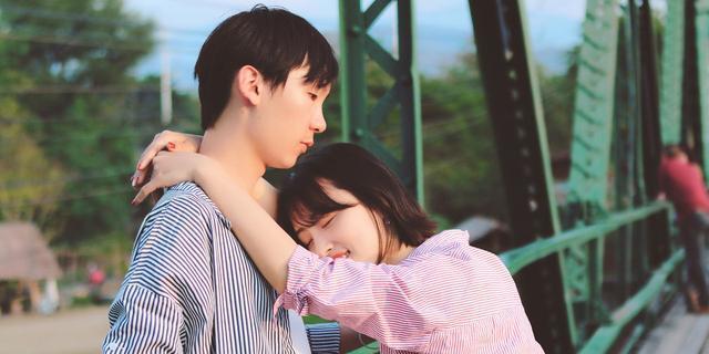 如何成为能牢牢捆住男人心的女人（教你8种方法让他爱上你）