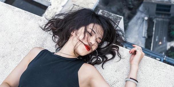 重获前女友芳心的10个技巧（学会这些技巧，让你们重新在一起的概率大增！）