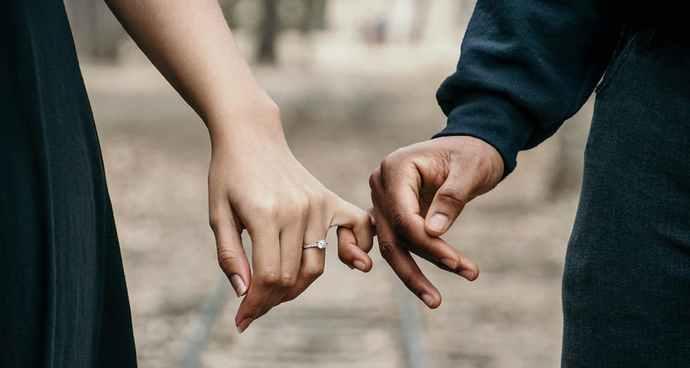 男友说累了要分手，如何挽回感情？（重温甜蜜时光，激发爱情火花，）